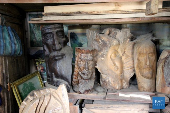 Наче луцький «Будинок з химерами»: скульптор з Володимира дає дереву «друге життя». ФОТО