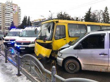 У центрі Луцька зіткнулися маршрутка і бус: є постраждалий. ФОТО
