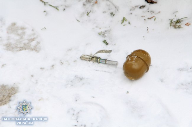 У Рівному біля школи знайшли бойову гранату.  ФОТО
