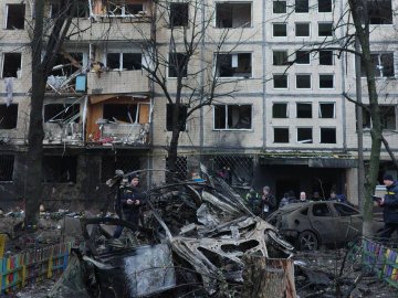 У Києві уламки балістичної ракети впали у двір багатоквартирного будинку. ФОТО