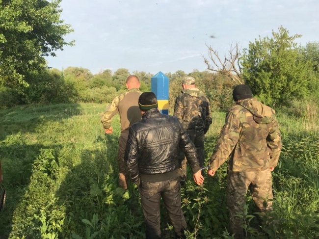 Луцькі прикордонники на березі річки знайшли 24 ящики сигарет