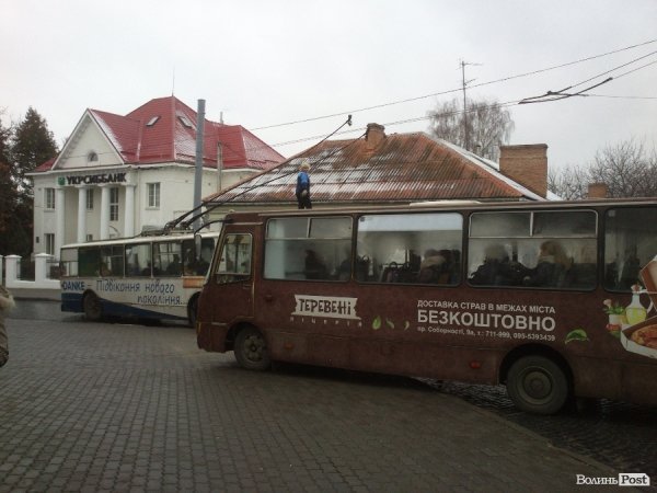 У центрі Луцька маршрутки їздять тротуарами. ФОТО