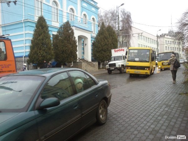 У центрі Луцька маршрутки їздять тротуарами. ФОТО