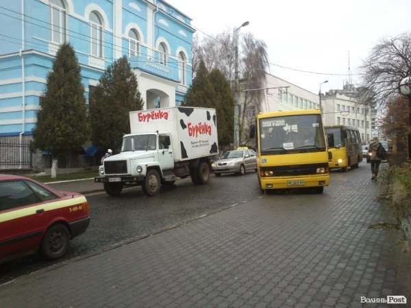 У центрі Луцька маршрутки їздять тротуарами. ФОТО