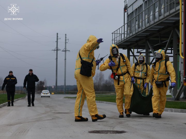 Горить промисловий об'єкт, де зберігаються небезпечні речовини: у Луцьку - навчання рятувальників