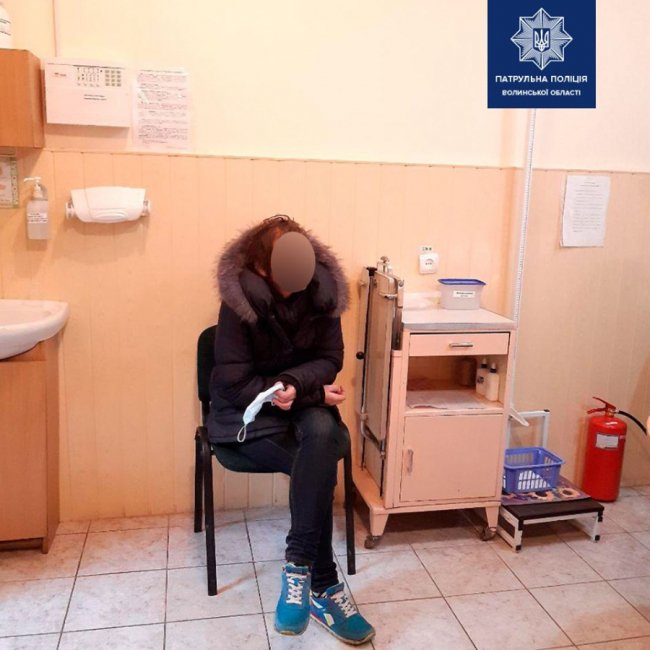 У Луцьку п'яна матір посеред вулиці залишила дитину у візочку. ФОТО