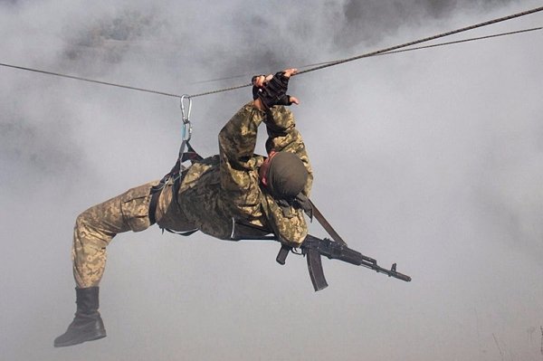 Українські десантники провели тренування для справжніх чоловіків. ФОТО
