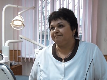 Стоматологія 90-х: луцька дантистка розповіла, як врятувала чоловіка завдяки презервативу. ВІДЕО