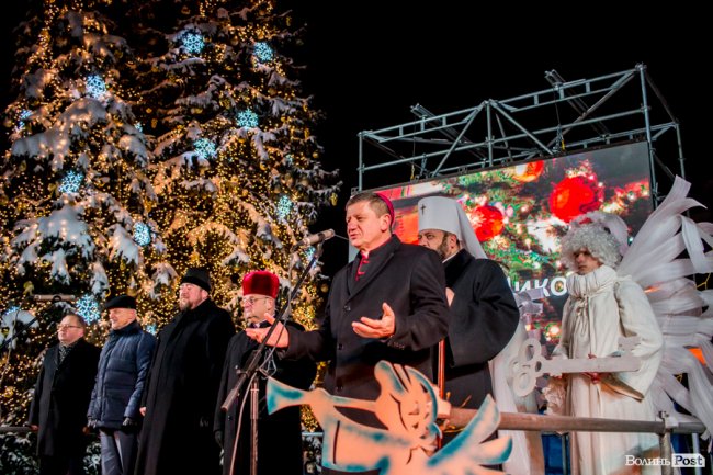 У Луцьку урочисто засвітили головну ялинку міста. ФОТО