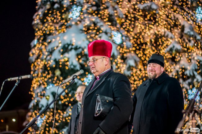 У Луцьку урочисто засвітили головну ялинку міста. ФОТО