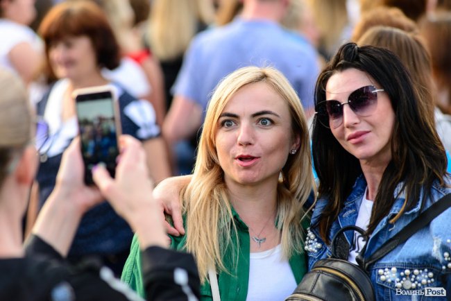 До Винника – навіть на милицях. ФОТОРЕПОРТАЖ із грандіозного концерту у Луцьку