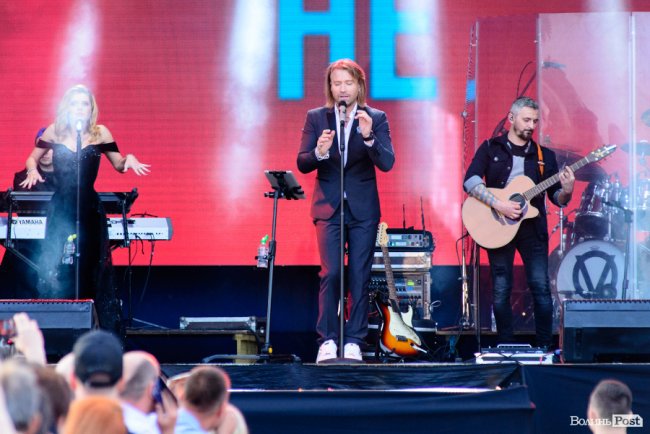 До Винника – навіть на милицях. ФОТОРЕПОРТАЖ із грандіозного концерту у Луцьку