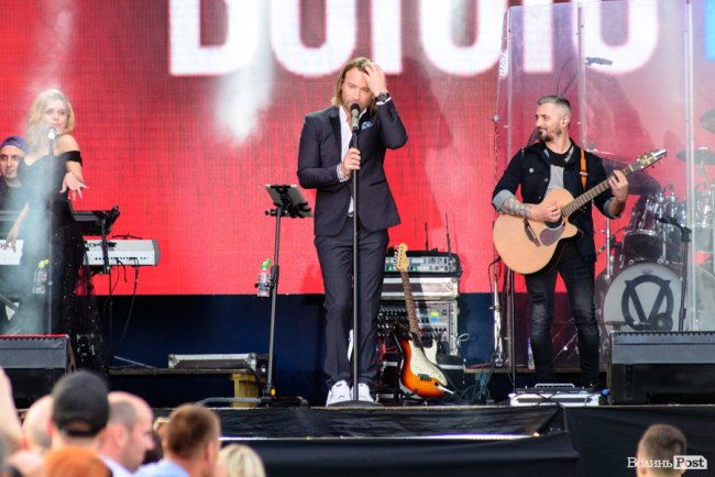 До Винника – навіть на милицях. ФОТОРЕПОРТАЖ із грандіозного концерту у Луцьку