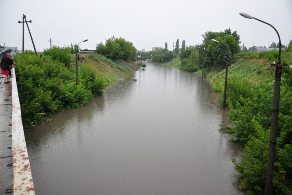 У Луцьку люди кидають свої автівки посеред дороги. ФОТО