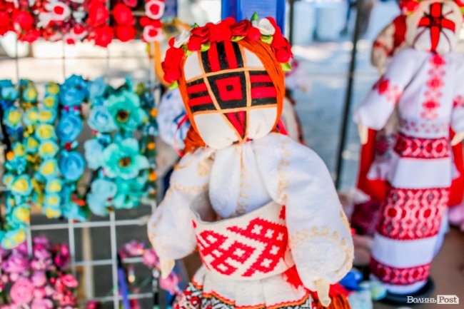 Народні розваги і море людей: в центрі Луцька «гуляє» етнофестиваль. ФОТО 