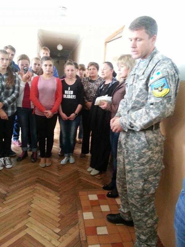 Волонтери розповіли дітям, як можна допомагати бійцям