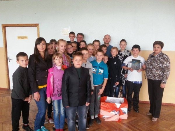 Волонтери розповіли дітям, як можна допомагати бійцям