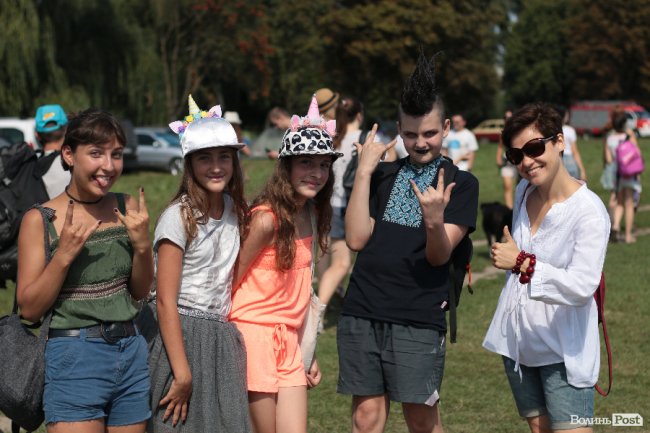 Рожеве волосся і чоловіки у спідницях: яскраві люди на «Бандерштаті». ФОТО 