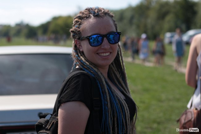 Рожеве волосся і чоловіки у спідницях: яскраві люди на «Бандерштаті». ФОТО 