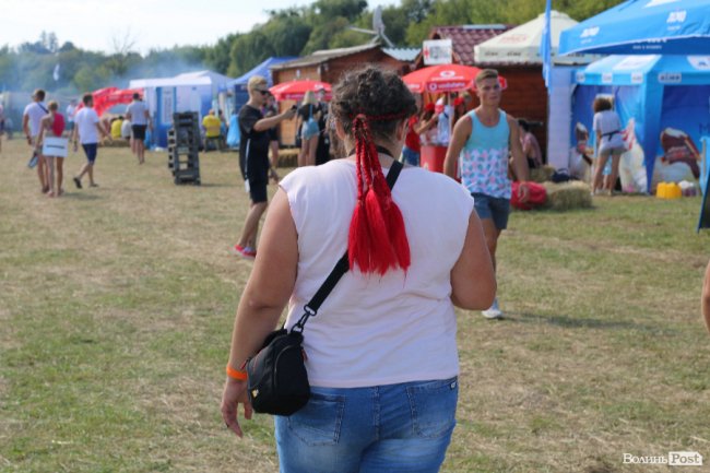 Рожеве волосся і чоловіки у спідницях: яскраві люди на «Бандерштаті». ФОТО 