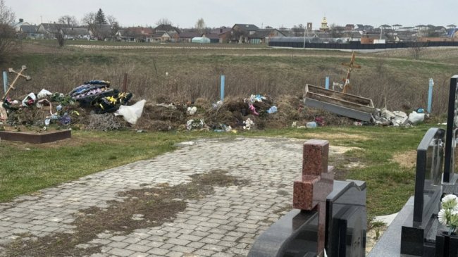 Передвеликоднє прибирання: біля Луцька люди влаштували смітник посеред кладовища