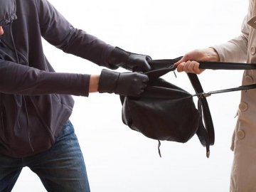 У місті на Волині пограбували чоловіка з жінкою, які йшли вулицею 