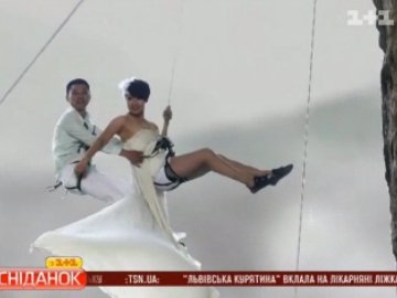 У Китаї весільну фотосесію провели над смертельною прірвою. ВІДЕО