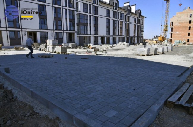 Роботи біля другого будинку