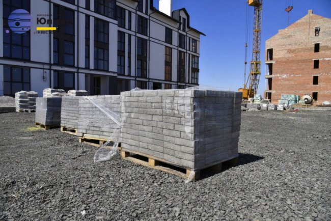 Роботи біля другого будинку