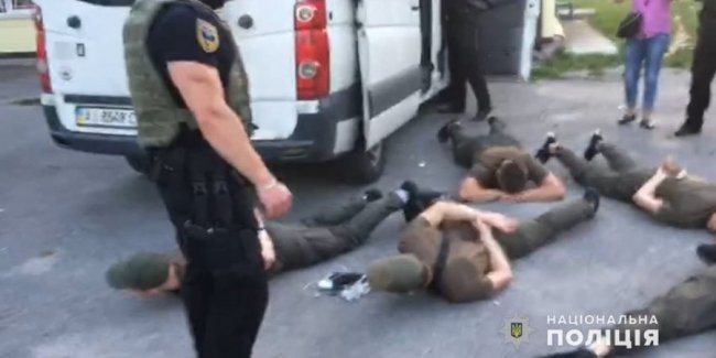 Їхали «охороняти дільниці»: під Києвом зупинили автобуси з підозрілими чоловіками. ВІДЕО