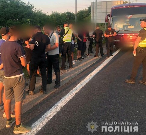 Їхали «охороняти дільниці»: під Києвом зупинили автобуси з підозрілими чоловіками. ВІДЕО