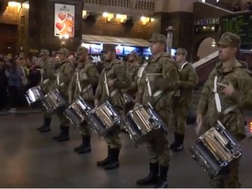 Дивовижний перформанс військового оркестру на вокзалі в Києві. ВІДЕО