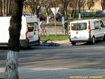 Аварія в Луцьку: бус на переході збив велосипедиста