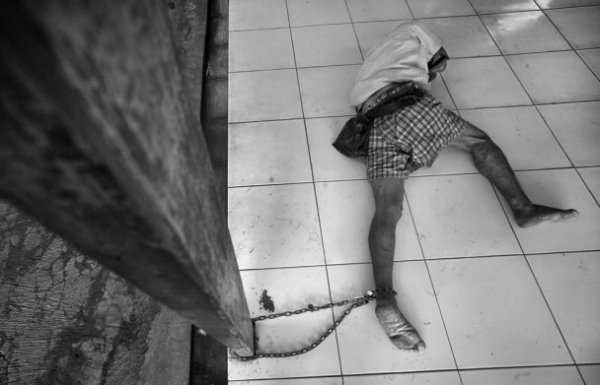 Кращі фото 2012 від Nat Geo: дивна психлікарня, жінки на смітнику і грізлі