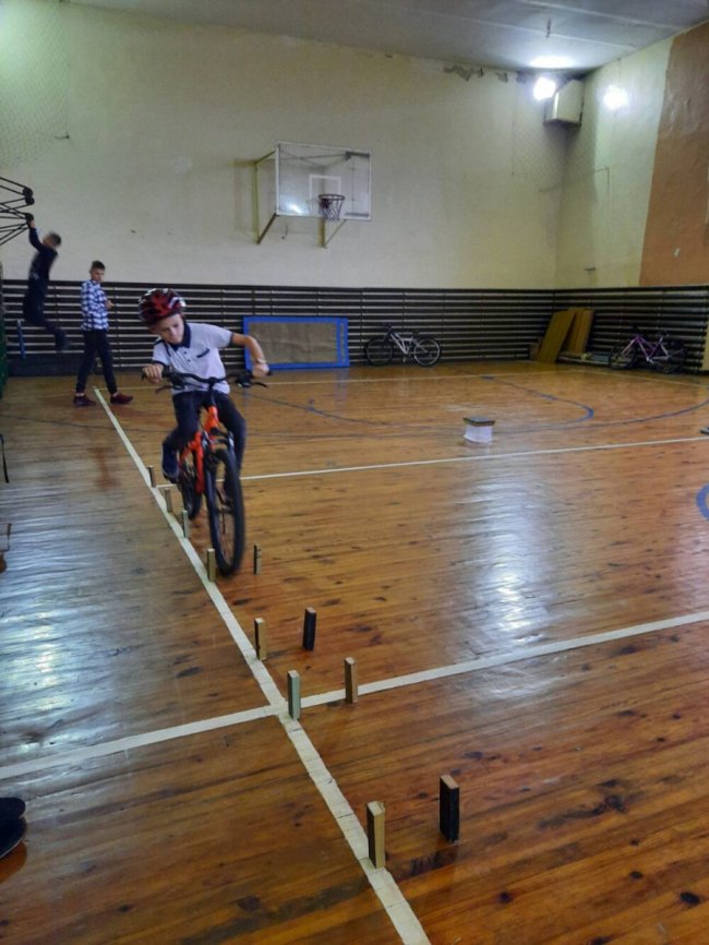 Поблизу Луцька школярі влаштували велоралі у спортзалі. ФОТО