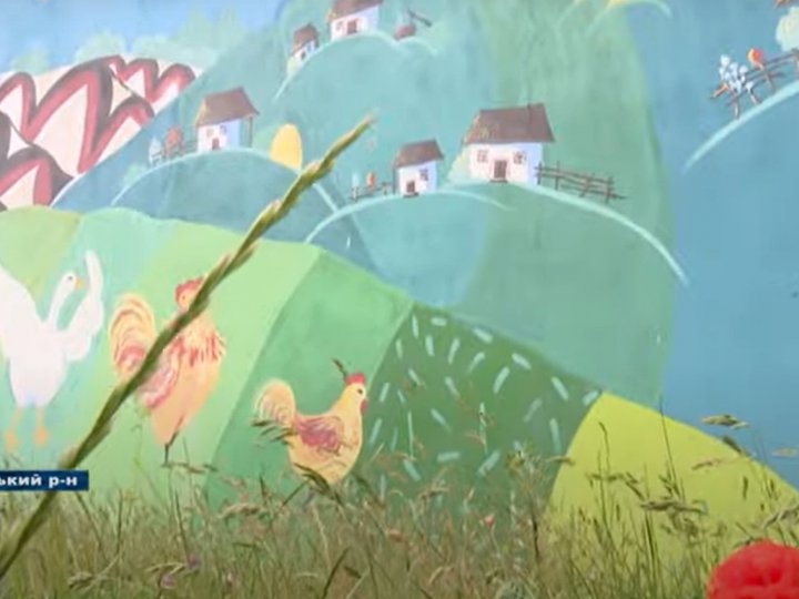 Волинянка намалювала мурал та розмалювала хату у рідному селі. ВІДЕО