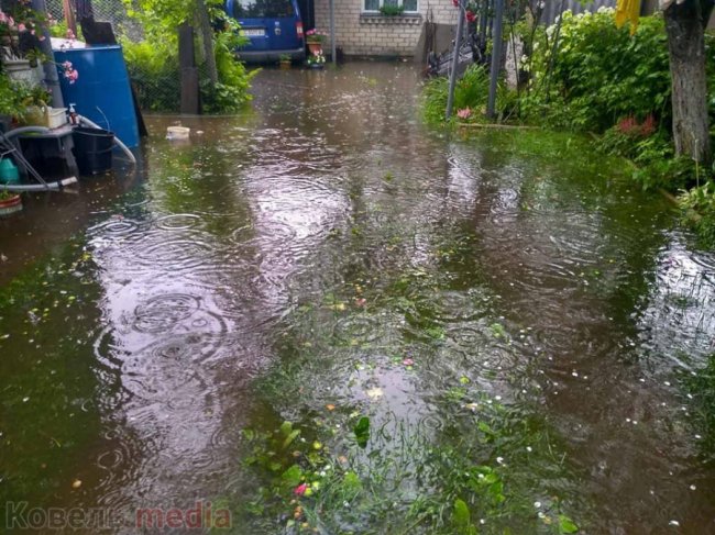 У Ковелі приватні подвір’я підтоплює міська каналізація. ФОТО