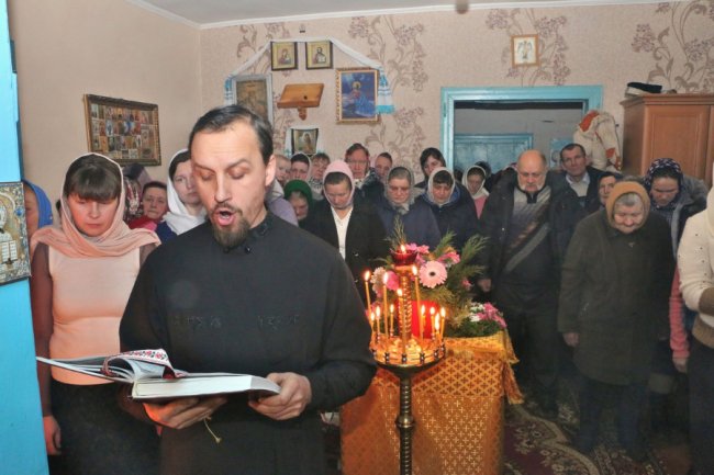 Прихильники УПЦ (МП) на Волині відправили святкову службу у священика вдома. ФОТО