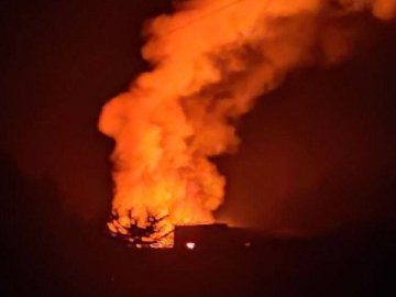 У Дніпрі прозвучали вибухи: спалахнула пожежа