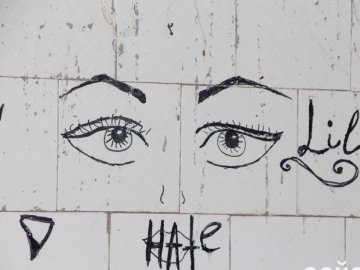 В Щацьку на одному з будинків виявили дивні містичні надписи