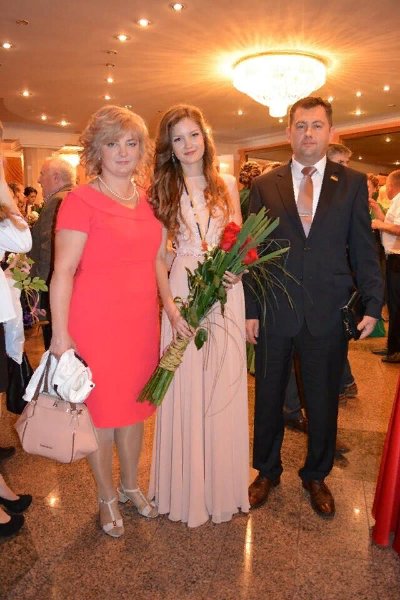 Красуні-доньки із відомими татами з Волині: святкова добірка. ФОТО