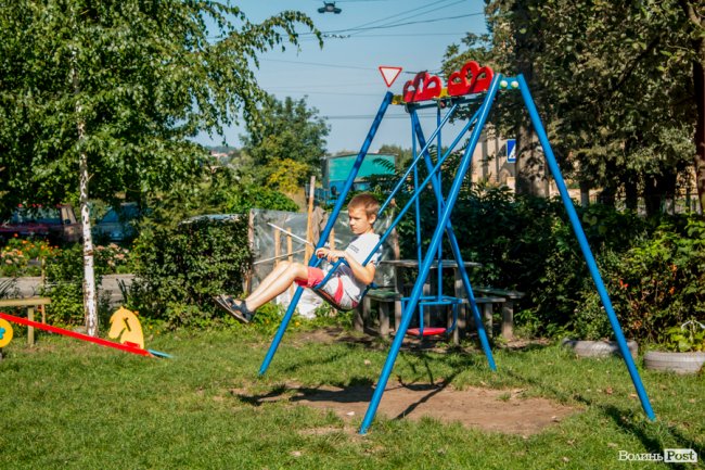 «Хто живе на ЛПЗ, тому у житті везе»: день на луцькому районі контрастів. ФОТО