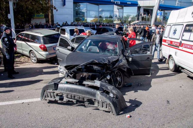 У Дніпрі зіткнулося 7 автомобілів, є потерпілі