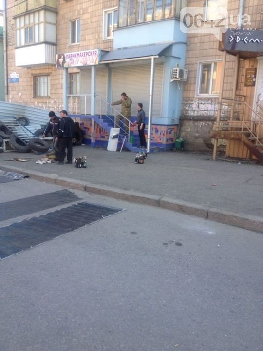 Біля луганської СБУ сепаратисти готують «коктейлі Молотова»