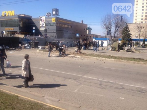 Біля луганської СБУ сепаратисти готують «коктейлі Молотова»