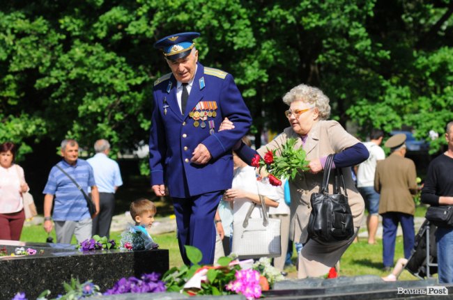 З маками і трояндами: у Луцьку відзначили річницю перемоги над нацизмом. ФОТО
