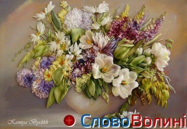 Унікальні квіти з шовкових стрічок. ФОТО