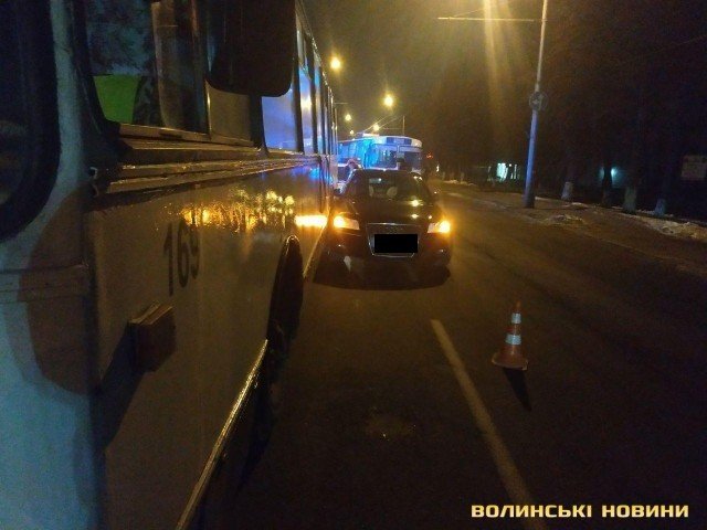 Не поділили дорогу: у Луцьку зіткнулись тролейбус та легковик. ФОТО