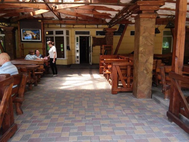 Луцькі муніципали перевірили бари «на курців»