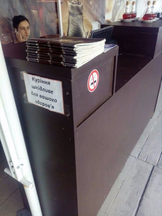 Луцькі муніципали перевірили бари «на курців»